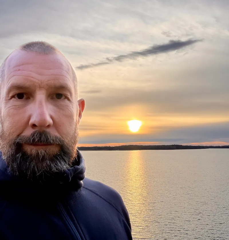 Jimmy Fagerberg vid en sjö i solnedgången.